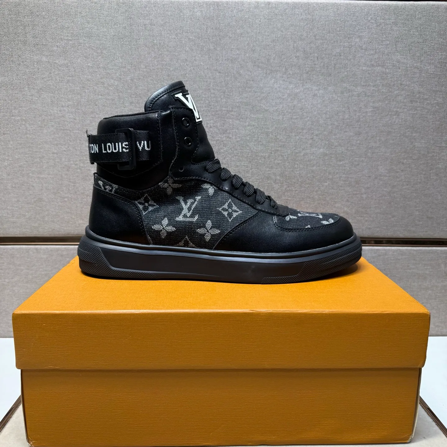 ⬛️Men's shoes 💰p420 [LV～] Men's high-top casual shoes 2025z cabinet sales simultaneously 🔶Size: 38-44 #️⃣ 🔷2 colors🔜The upper is made of multi-material splicing➕Mesh lining, comfortable and breathable, sole: original comfortable and wear-resistant outsole, ⚠️real thing📱photographed🎬real thing is better📢📢📢